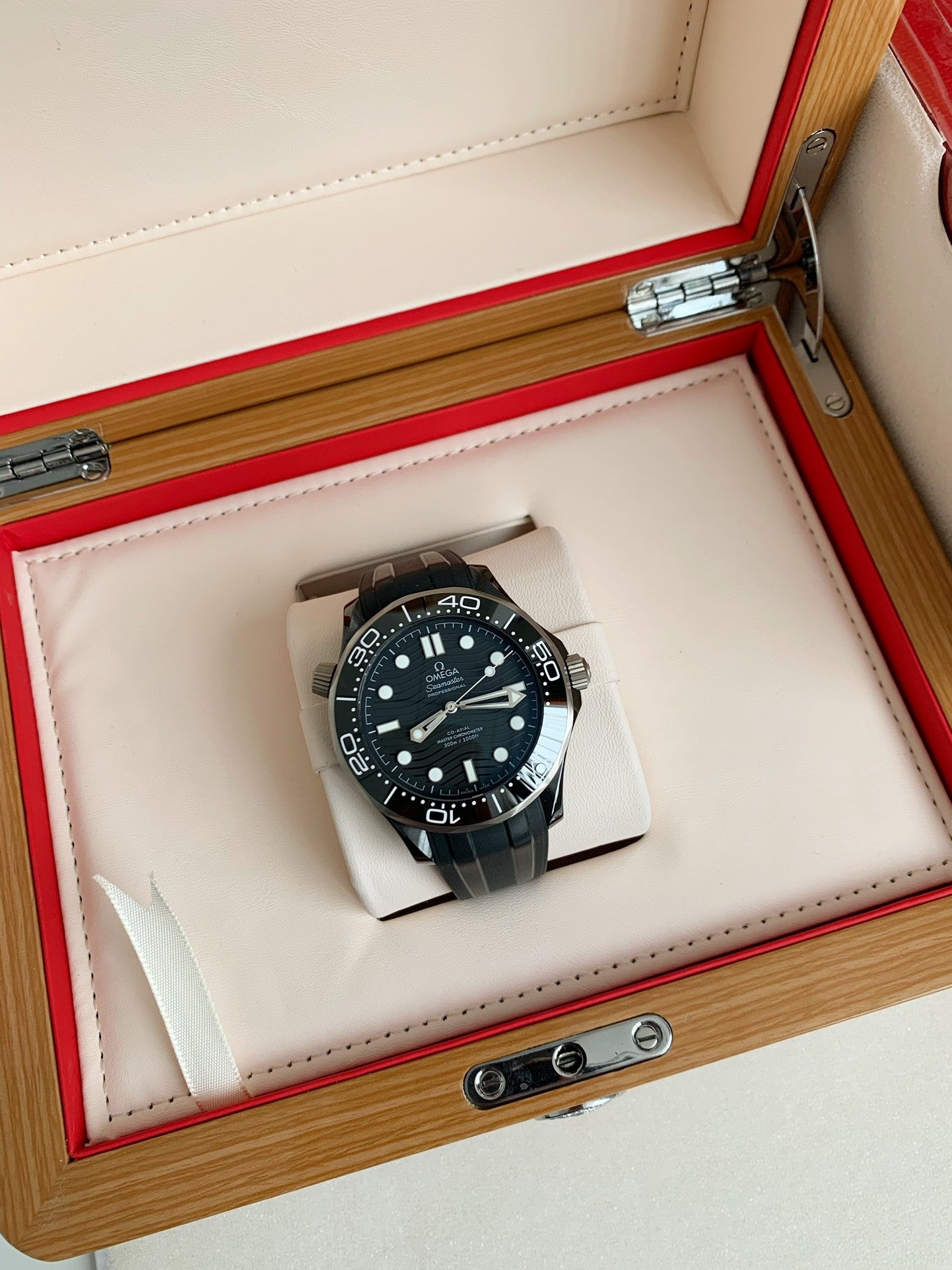 Seamaster Diver 300M – Black Ceramic Bezel, Wave Dial, Co-Axial Master Chronometer, 43.5mm