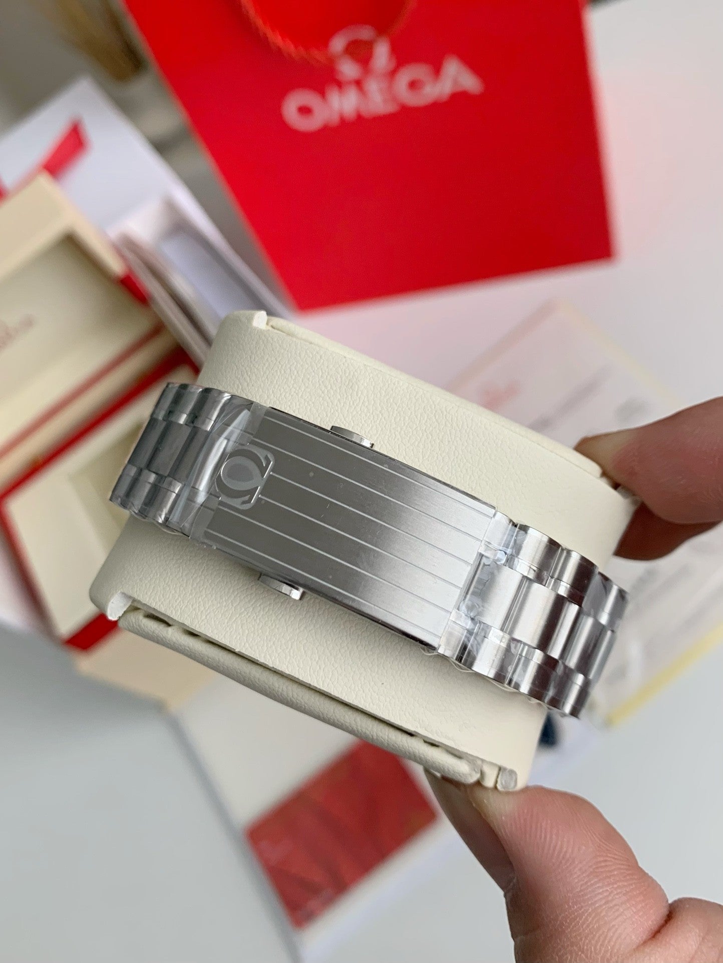 Speedmaster Snoopy Award 50th Anniversary – 42mm Chronograph, White Dial, Stainless Steel Bracelet