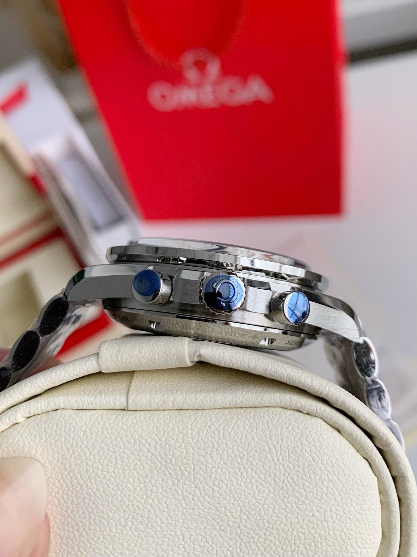 Speedmaster Snoopy Award 50th Anniversary – 42mm Chronograph, White Dial, Stainless Steel Bracelet