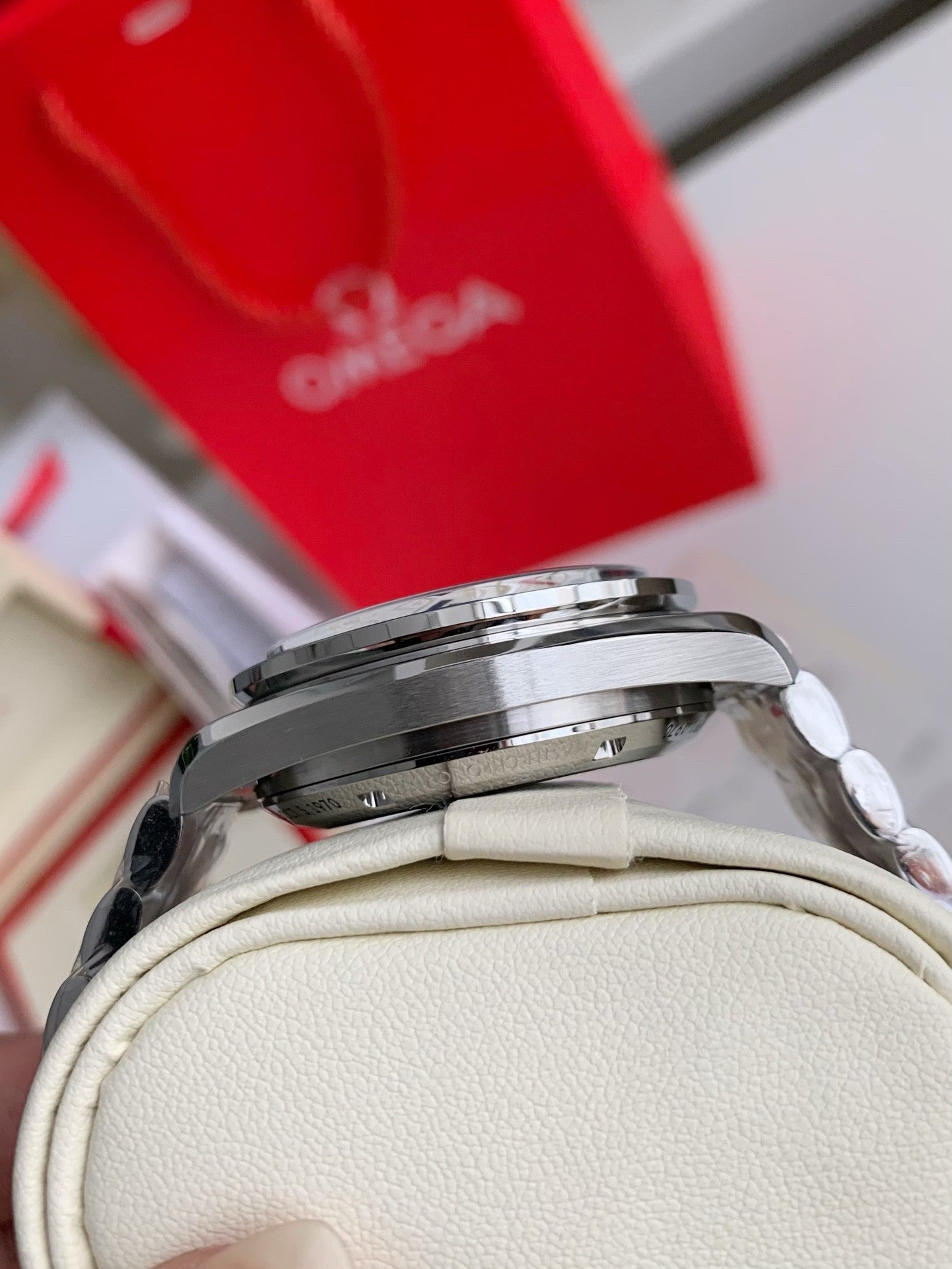 Speedmaster Snoopy Award 50th Anniversary – 42mm Chronograph, White Dial, Stainless Steel Bracelet