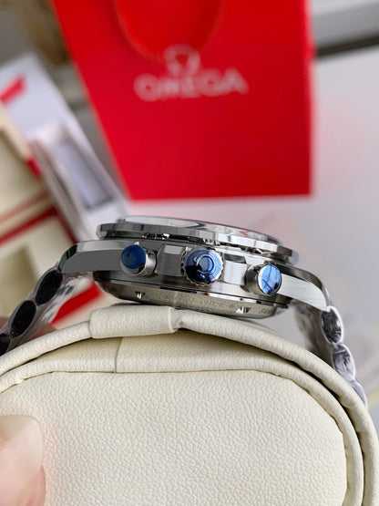 Speedmaster Snoopy Award 50th Anniversary – 42mm Chronograph, White Dial, Stainless Steel Bracelet