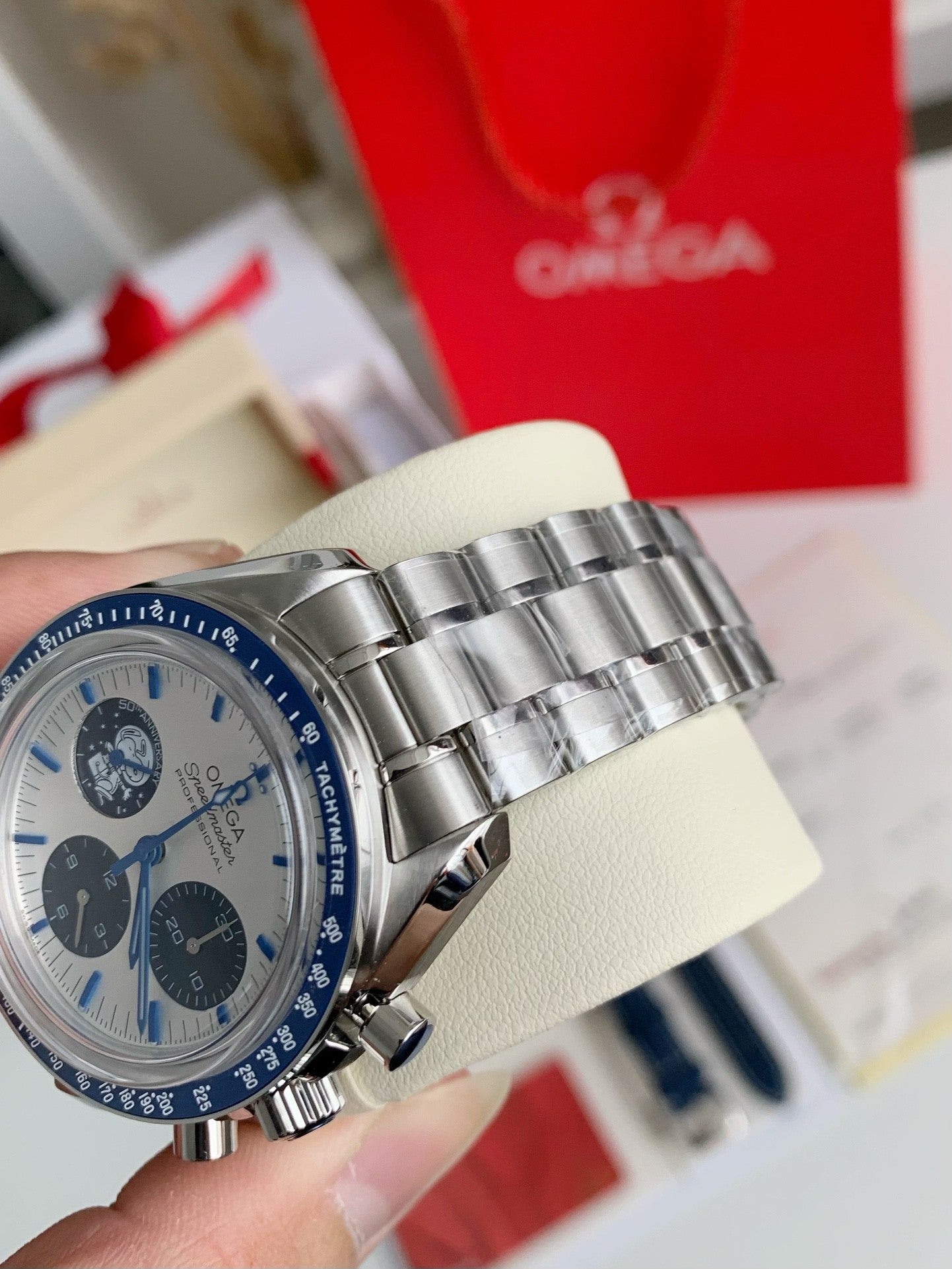 Speedmaster Snoopy Award 50th Anniversary – 42mm Chronograph, White Dial, Stainless Steel Bracelet