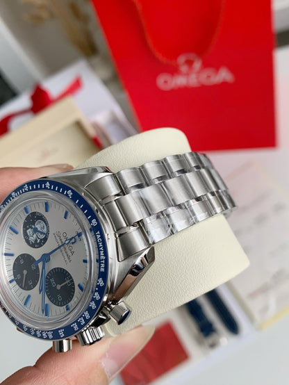 Speedmaster Snoopy Award 50th Anniversary – 42mm Chronograph, White Dial, Stainless Steel Bracelet