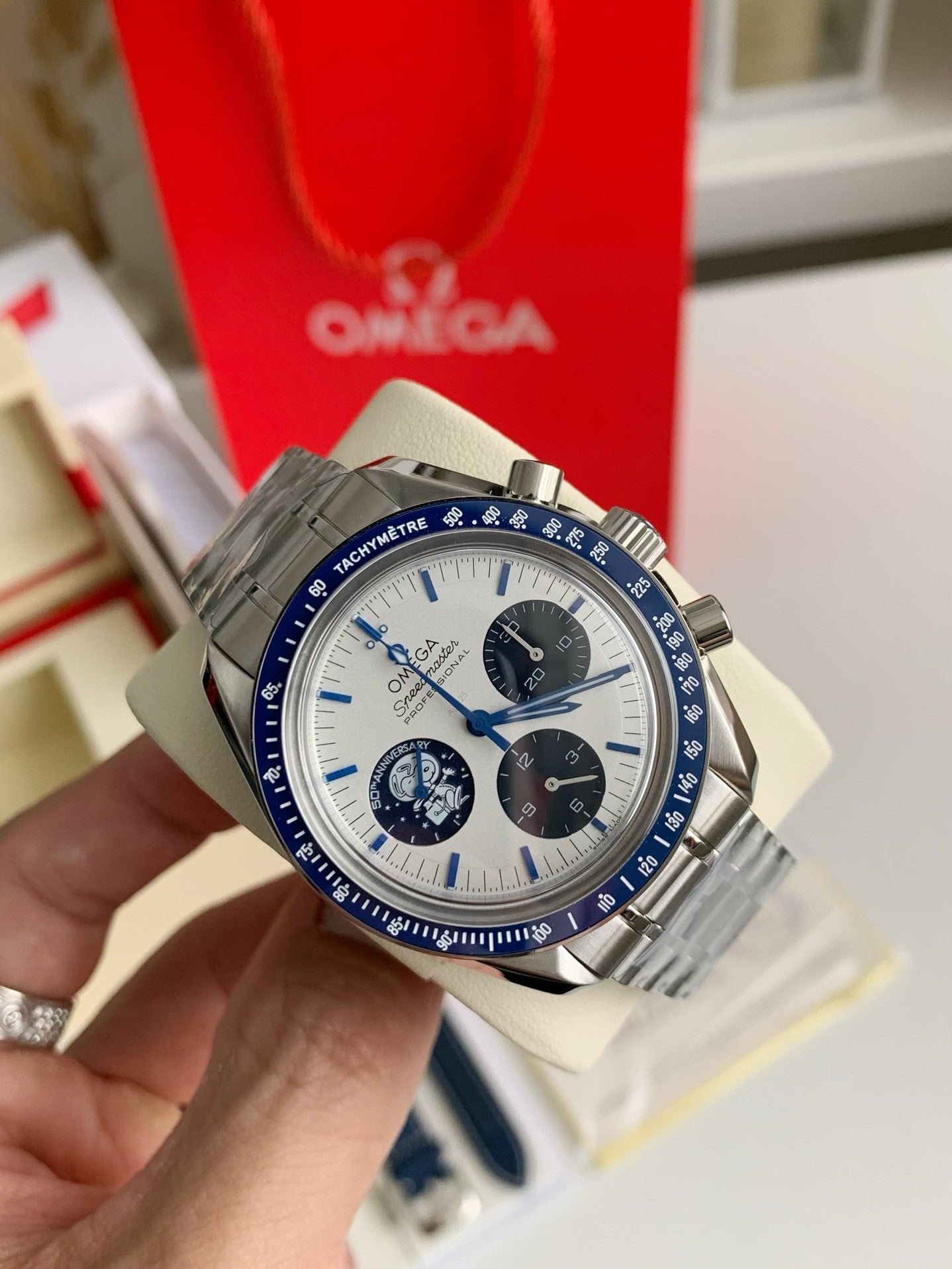 Speedmaster Snoopy Award 50th Anniversary – 42mm Chronograph, White Dial, Stainless Steel Bracelet