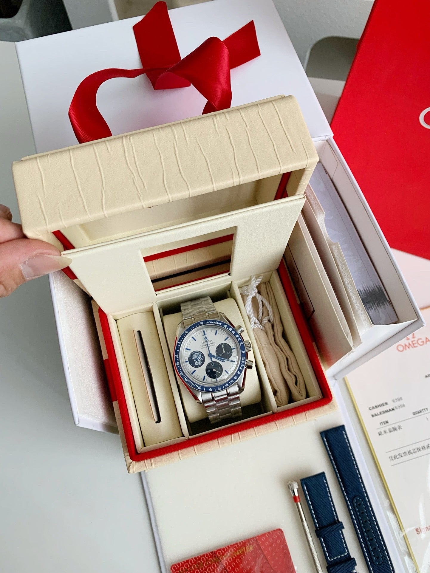 Speedmaster Snoopy Award 50th Anniversary – 42mm Chronograph, White Dial, Stainless Steel Bracelet