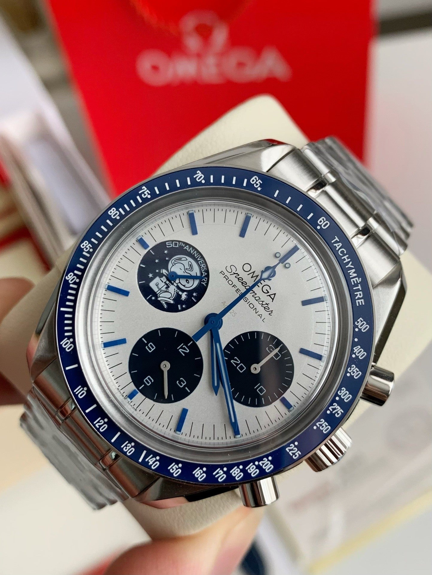 Speedmaster Snoopy Award 50th Anniversary – 42mm Chronograph, White Dial, Stainless Steel Bracelet