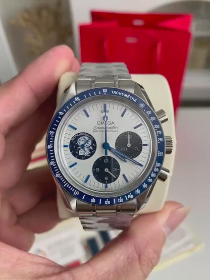 Speedmaster Snoopy Award 50th Anniversary – 42mm Chronograph, White Dial, Stainless Steel Bracelet
